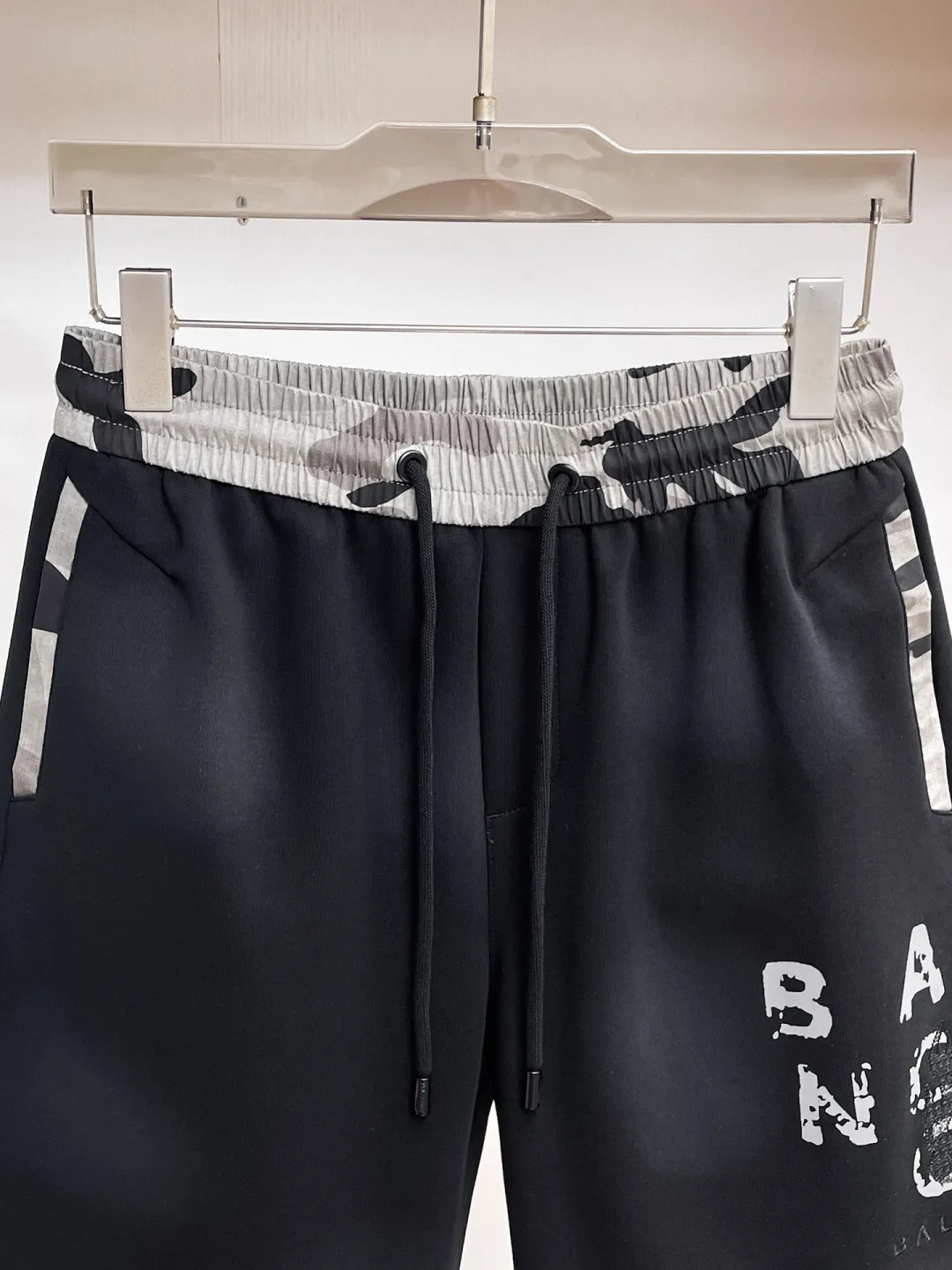 Balenciaga's three-standard complete 2026 summer New Arrival men's casual shorts, advanced custom-made Breathable fabric, Breathable fabric, extremely stretchy and comfortable, impeccable details, top-grade accessories, original logo design concept, delicate and soft feel! The upper body fit is awesome! Size: M-XXXL Please state your height and weight when ordering